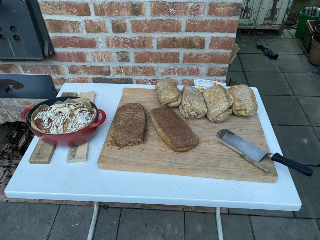 Brotbacken am Backtag der Siedlergemeinschaft